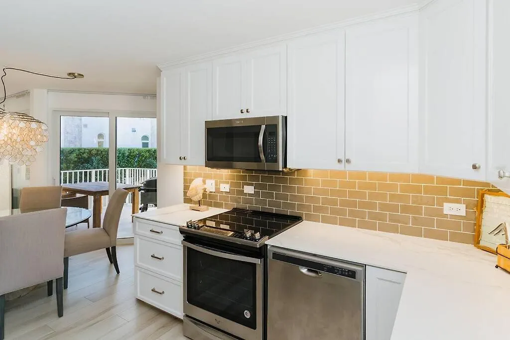 Apartment Seven Mile Beach Luxury 3Br Condo- Best Rates! George Town