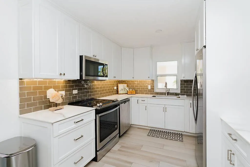 Apartment Seven Mile Beach Luxury 3Br Condo- Best Rates! George Town